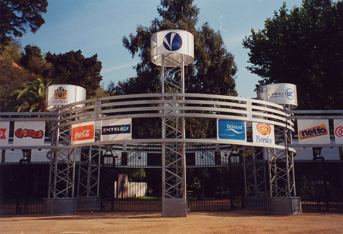 Diseño 3d y construcción de escenografía de portal de acceso para Festival de viña del mar. Aftermedia arriendo de stand para ferias y escenografías de televisión.
