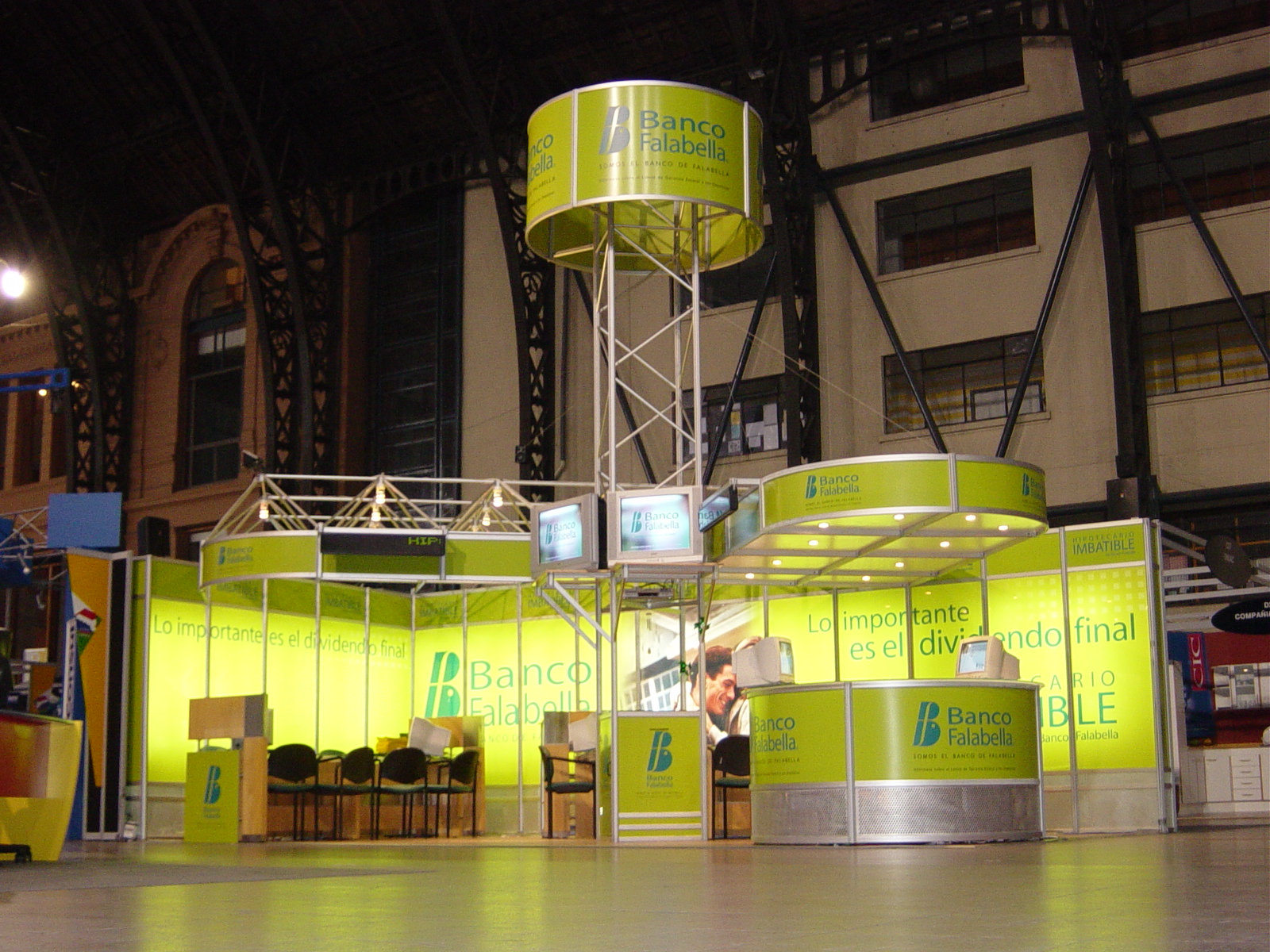 Contamos con una amplia variedad de stand en diferentes tamaños y diseños para que puedas elegir el que mejor se adapte a tus necesidades y presupuesto. Además, nuestro equipo de diseñadores se encargará de crear un stand personalizado que refleje la imagen de tu empresa.