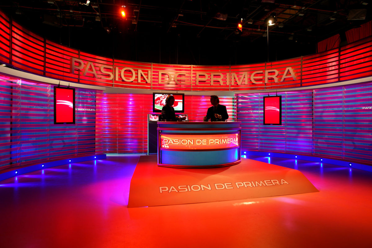 Diseño y construcción de escenografías de tv televisión y stand para ferias.